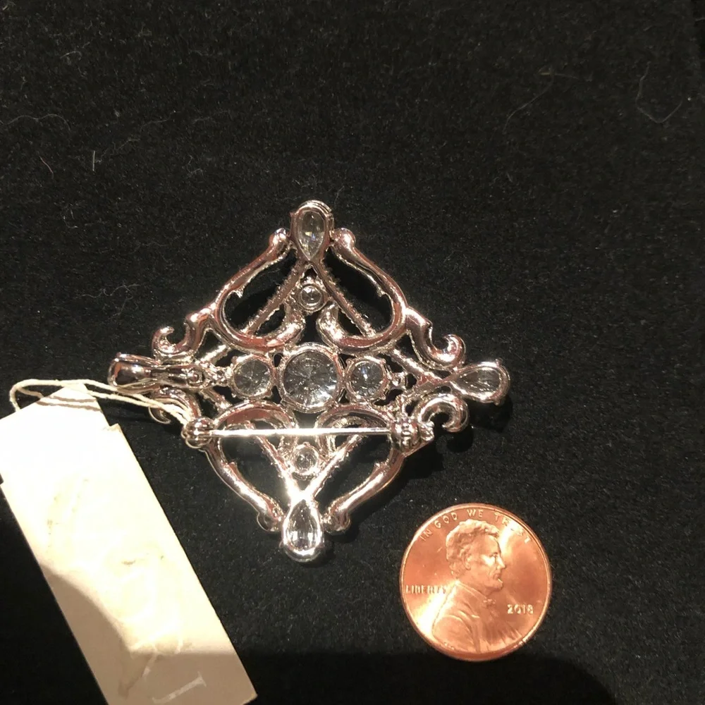 NWT stunning Nadri CZ and rhodium plated brooch fit for a Queen or Princess - Picture 4 of 4